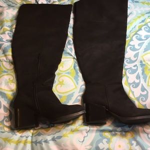 Brash Calf High Heeled Suede Boot. Size 9.5W